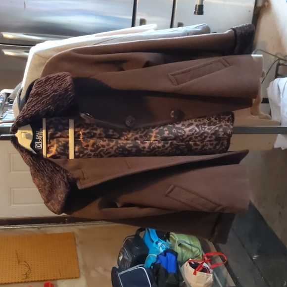 Brown jacket with faux fur collar - Picture 1 of 7